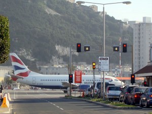 Avión atravesando la carretera