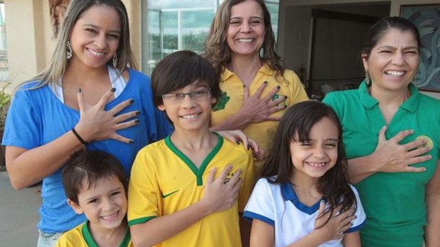 Brasil 2014 La familia Silva con 6 dedos en manos y pies