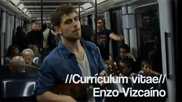 un hombre busca trabajo cantando su curr u00edculo en el metro