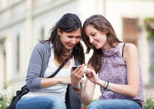 Dos chicas empleando un smartphone