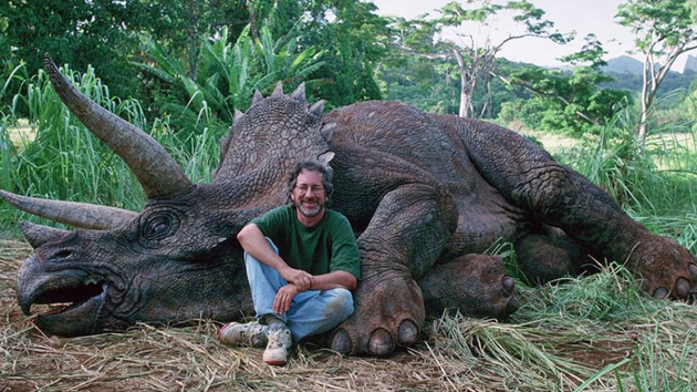 Gran indignación causo la foto de Steve Spielberg con dinosaurio muerto