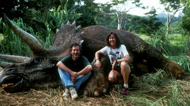 Gran indignación causo la foto de Steve Spielberg con dinosaurio muerto
