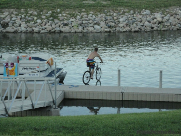 pedaleando sobre el agua