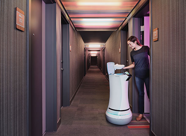 robot-qui-apporte-le-linge-dans-un-hotel