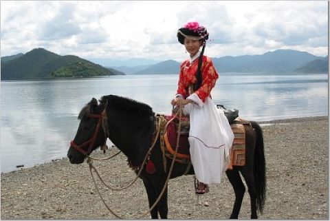 Lugu Lake mosou on horse