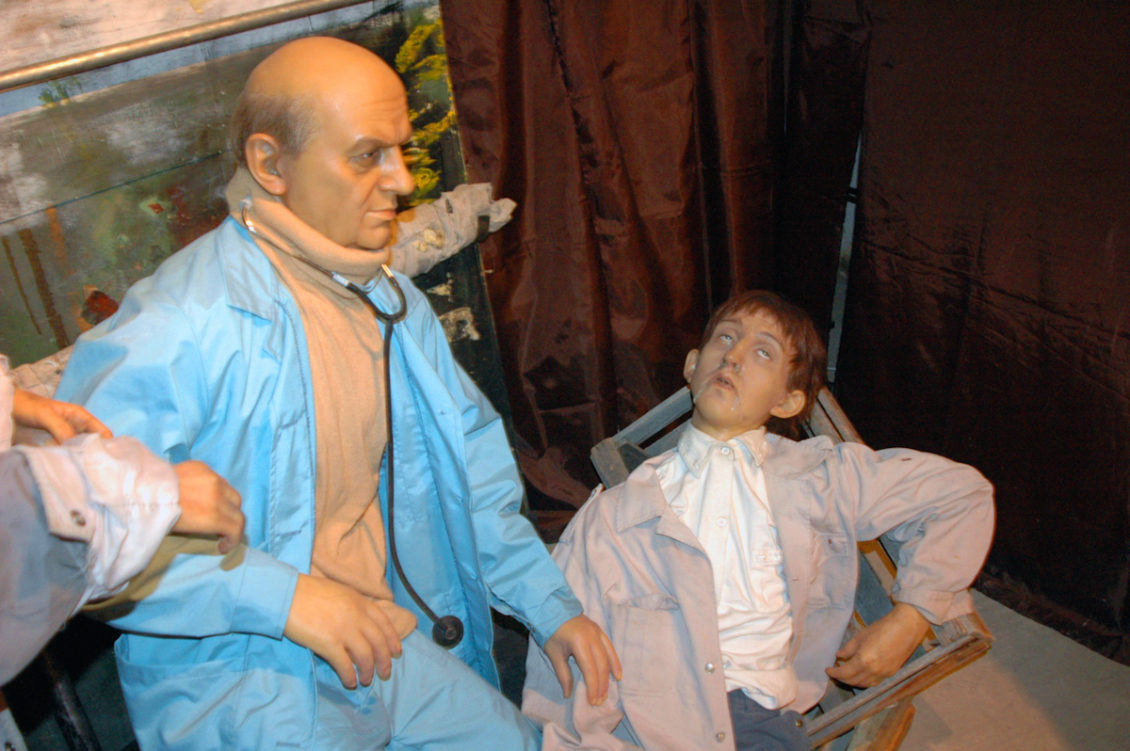 russia-tried-to-scare-people-off-drugs-with-an-insane-junkie-waxwork-horror-show-785-320-1425320969