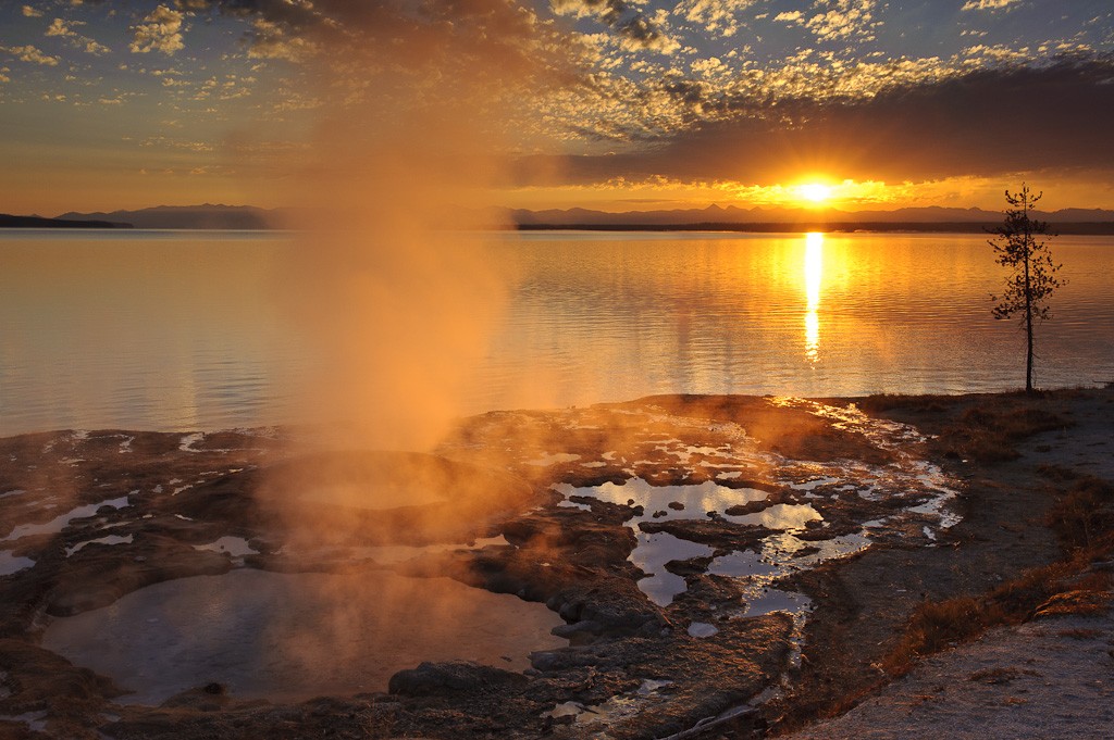 Yellowstone-Lake-Sunrise