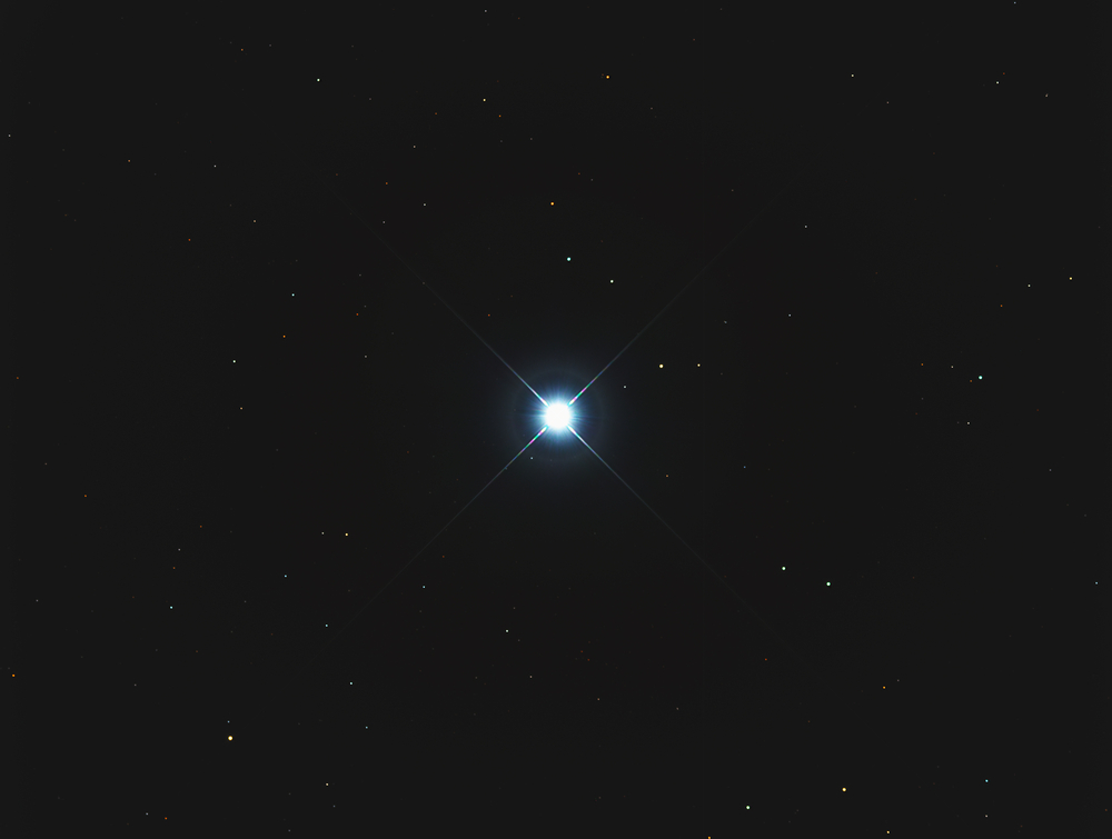 Alfa Canis Majoris (Sirio o Sirius), es la estrella más brillante de toda la noche. Este satélite ruso brillaría incluso más.