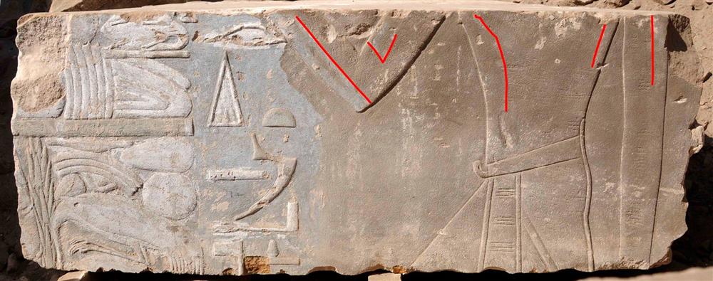 La representación original, resaltado en rojo, parece mostraron una faraona, según los investigadores. La imagen de la piedra ha cambiado para mostrar, en su lugar, un rey masculino. | German Archaeological Institute