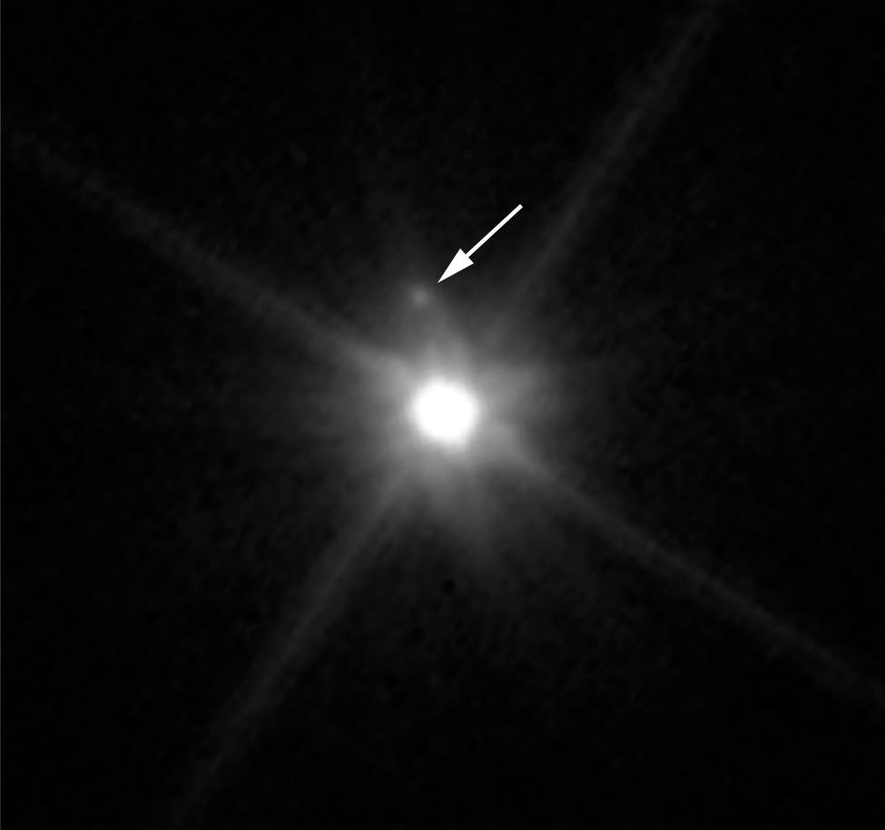 MK2 es apenas visible en esta imagen del Hubble. Pero si nos fijamos, se puede ver algo esférico en la parte superior. NASA, ESA, A. Parker y M. Buie.