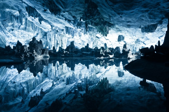 Cueva de hielo debajo de Islandia. El lago subglacial de la Antártida podría ser muy parejo. Kenneth Dedeu | Shutterstock