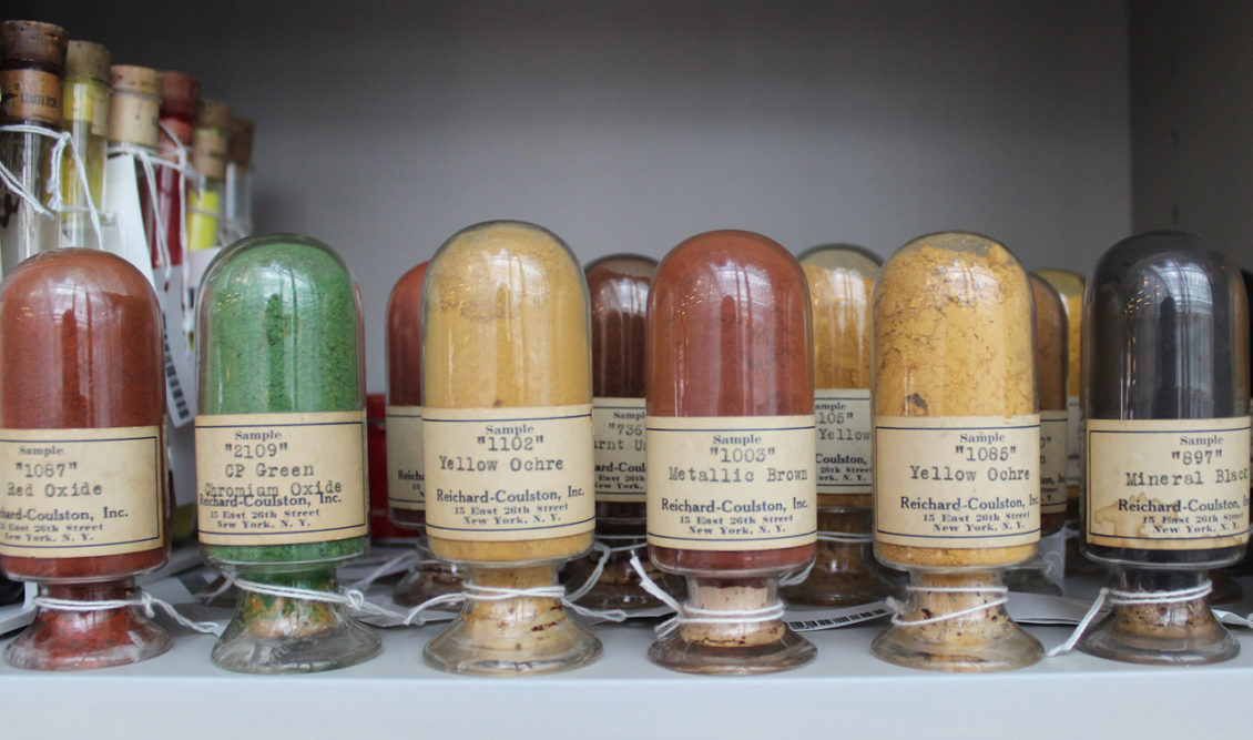 Los pigmentos de la colección Forbes vienen de todas partes del mundo, y algunos son almacenados en sus envases originales. Jenny Stenger | Harvard College.