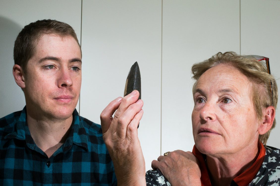 La profesora Sue O'Connor y Tim Maloney examinan el ejemplo más temprano de el hacha. | Universidad Nacional de Australia.