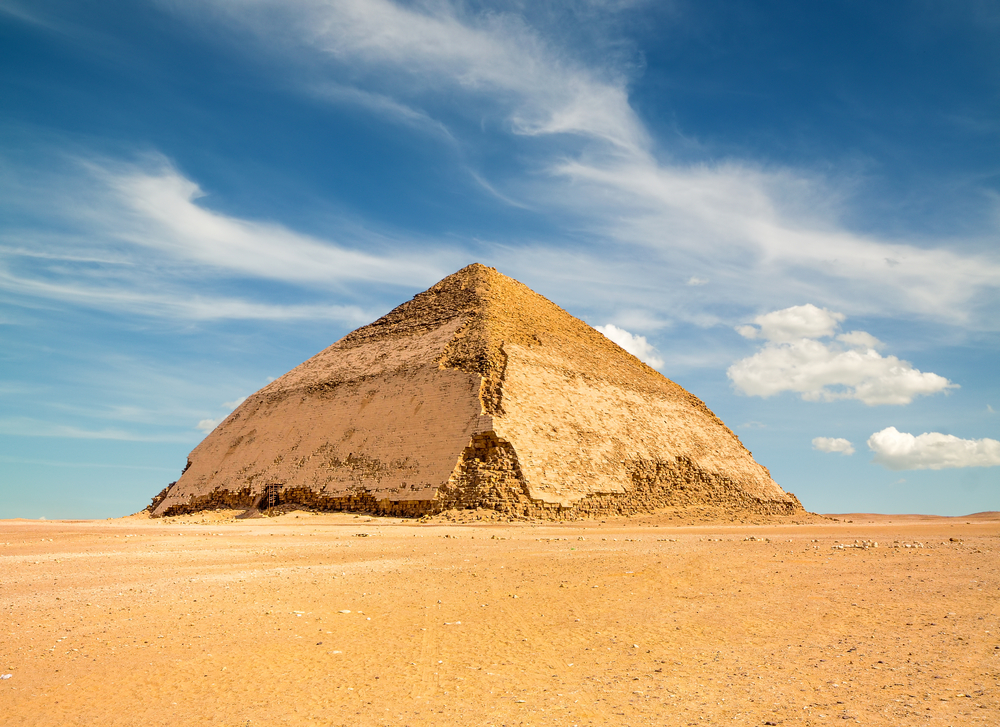 La Pirámide doblada, vista desde fuera. GUrgen Bakhshetsyan | Shutterstock