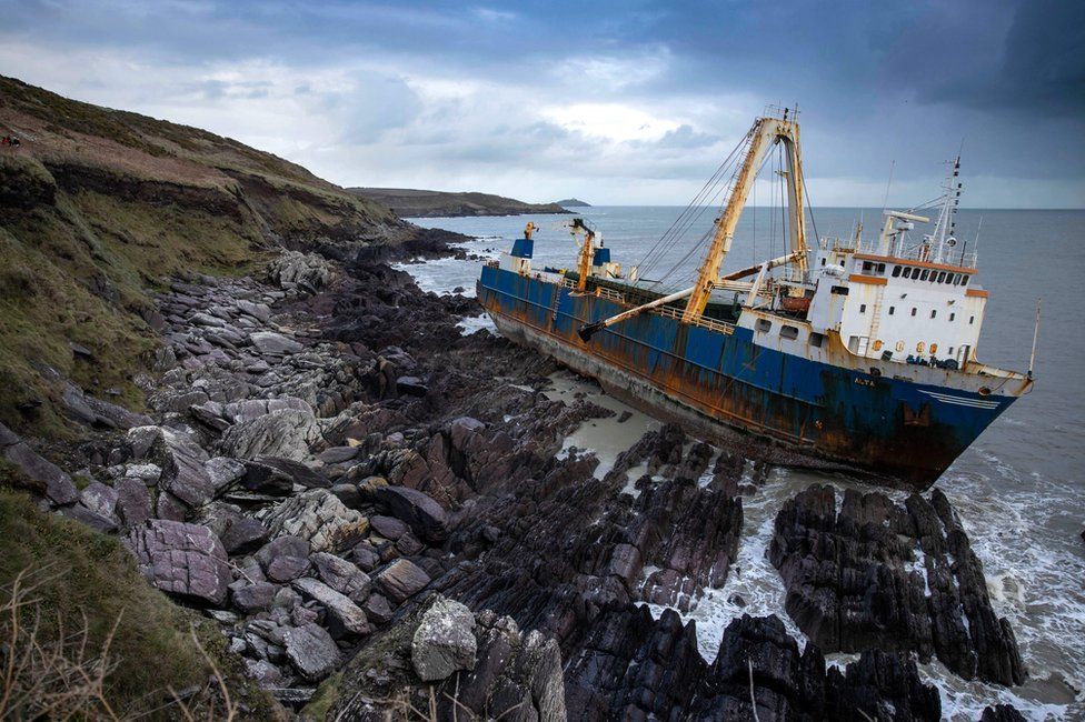 El buque fantasma que encalló en Irlanda modifica el paisaje, acentuando el misterio.