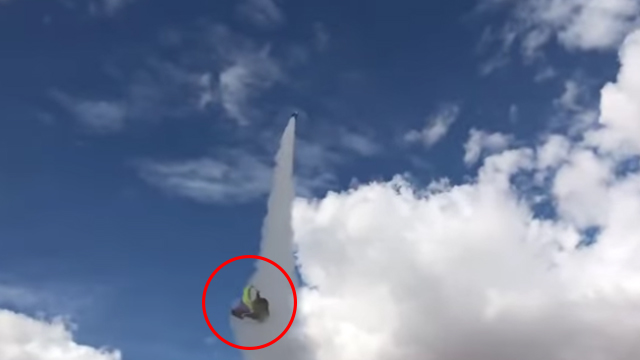 El cohete perdió el paracaídas muy pronto.