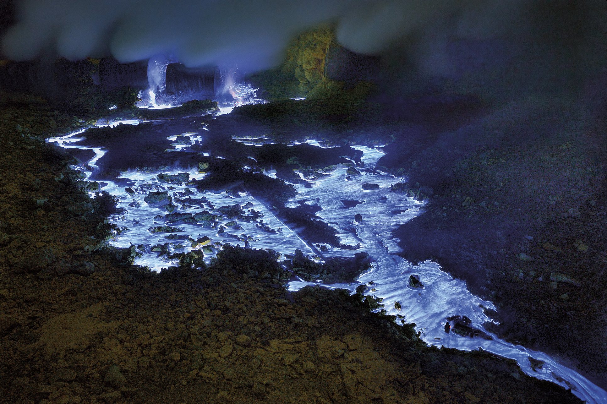 El azufre en combustión desprende espectaculares llamas azules en el volcán Kawah Ijen, en la isla indonesia de Java, que solo son visibles de noche.