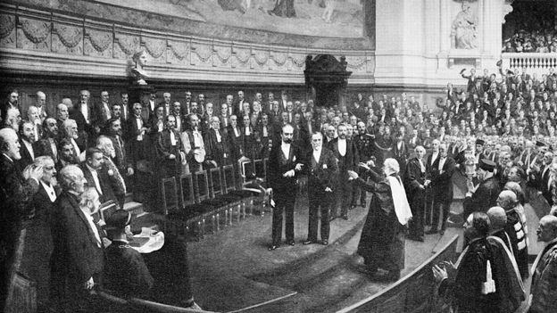 Lister se apresta a saludar a Pasteur en las celebraciones por su 70º cumpleaños en la Sorbona, París, en 1892.