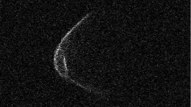 El asteroide que se acerca a la Tierra se ve en la imagen con una mascarilla sanitaria.