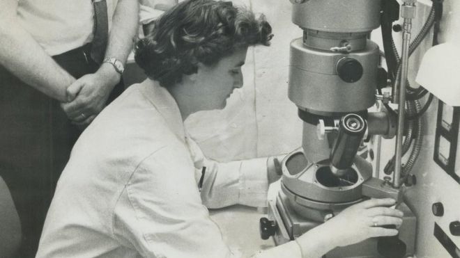 Ella es June Almeida, la mujer que descubrió el primero coronavirus humano.