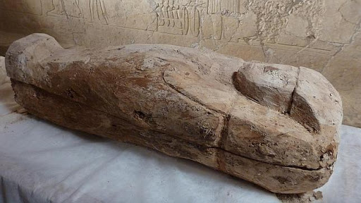 Hallaron la momia de una mujer con su ajuar en un ataúd pintado de blanco. Tiene 3600 años.