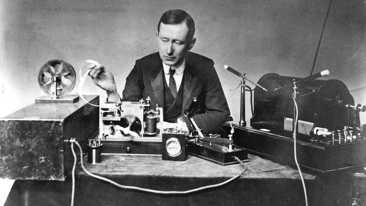 En la época en la que zarpó el Titanic, Marconi había inventado el telégrafo recientemente.