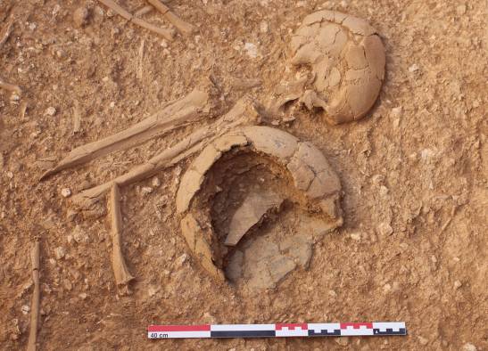 Se determinó que se solían retirar ciertos huesos de los restos humanos enterrados en los monumentos funerarios.