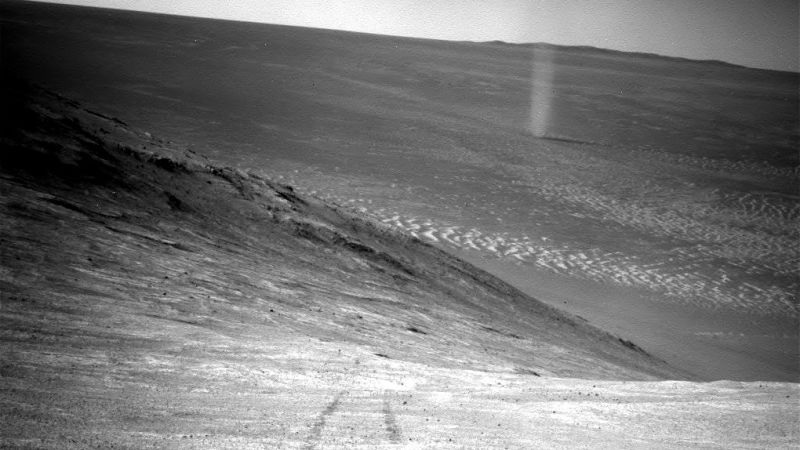 El diablo de polvo en Marte, captado por el Curiosity.