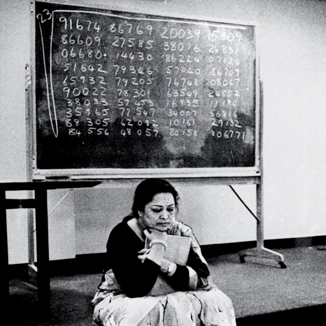 Shakuntala Devi, la computadora humana, calculando una difícil multiplicación.