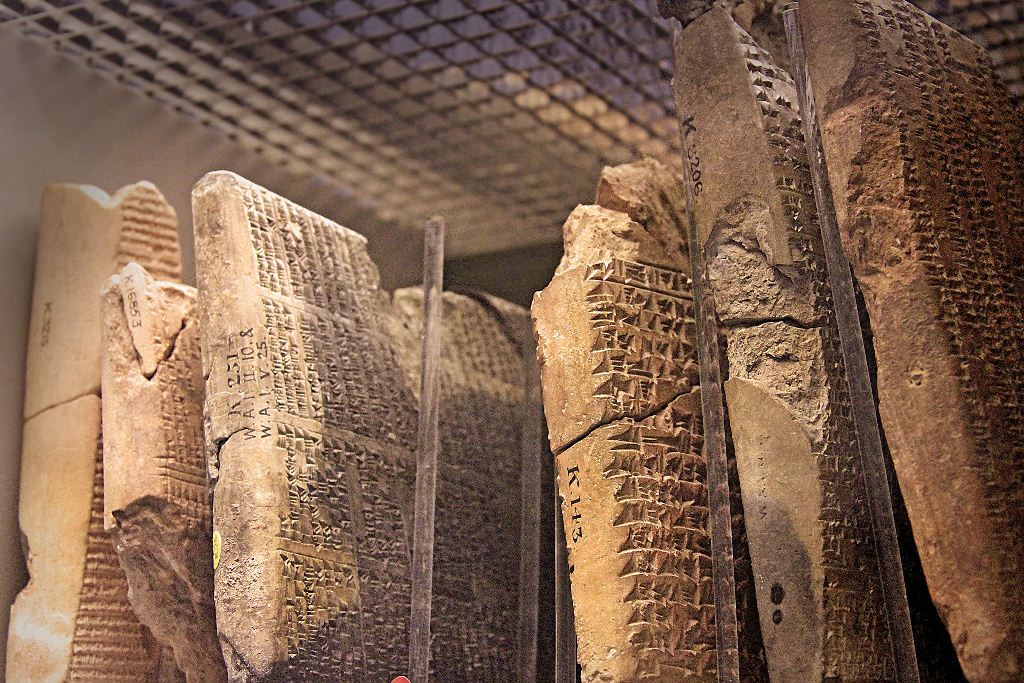 La escritura cuneiforme se usó luego para escribir, por ejemplo, la epopeya de Gilgamesh.