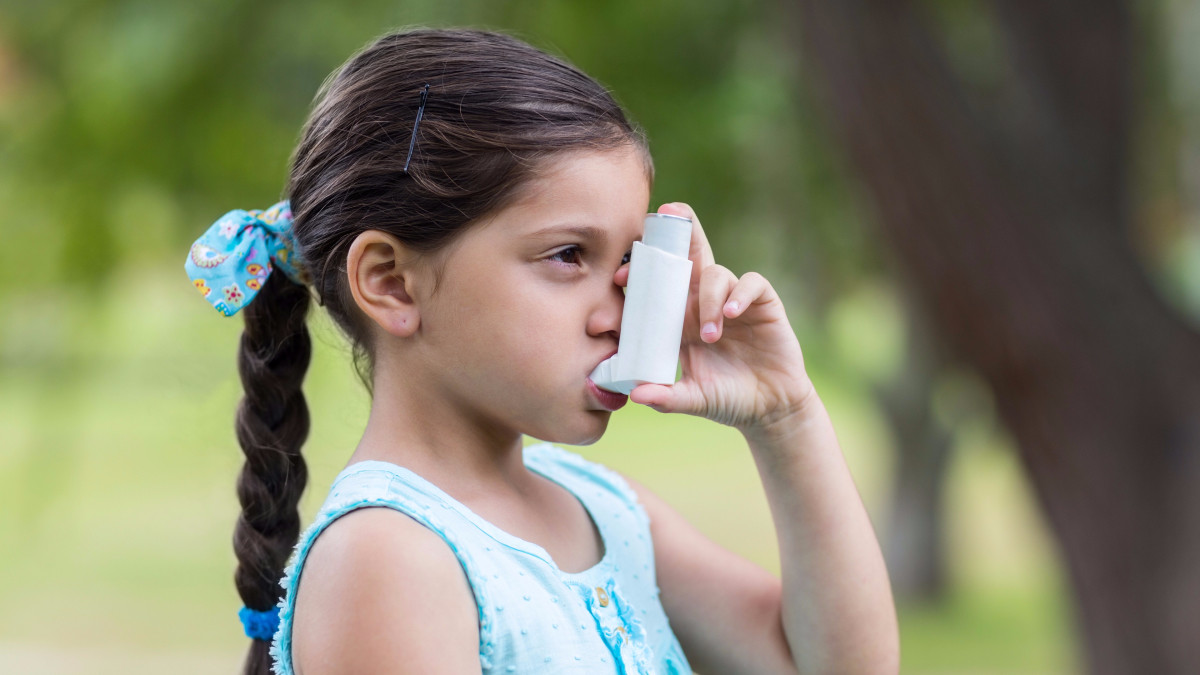 La historia del inhalador para el asma empezó con la pregunta de una niña.