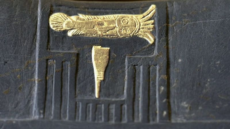 Los egipcios también aplicaron el Principio de Rebus. Aquí, un bagre y un cincel formaban el nombre del faraón Narmer.