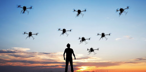 Los drones pueden ayudarnos de muchas formas. El enjambre de drones que viaja a través del bosque es una prueba de ello.