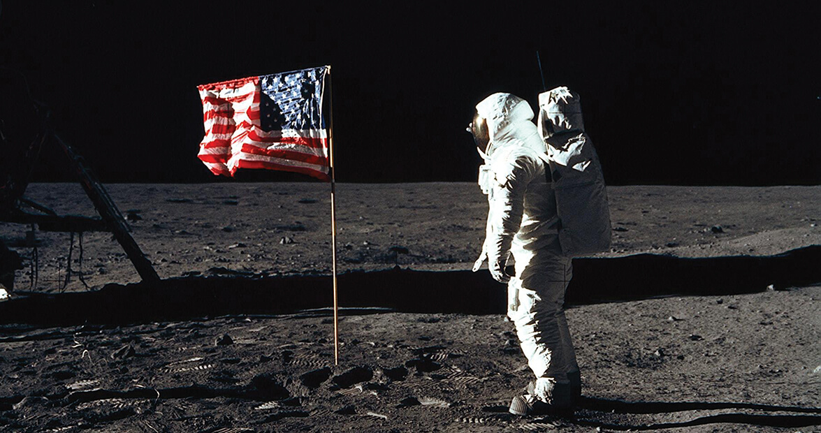 Solo los EEUU habían puesto su bandera antes. Esta imagen es de 1969.