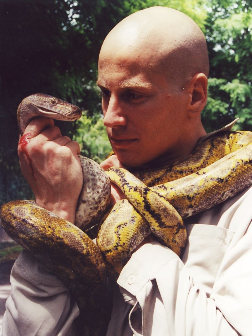 Bryan Fry es un profesor especializado en serpientes. Su mirada lo dice todo.