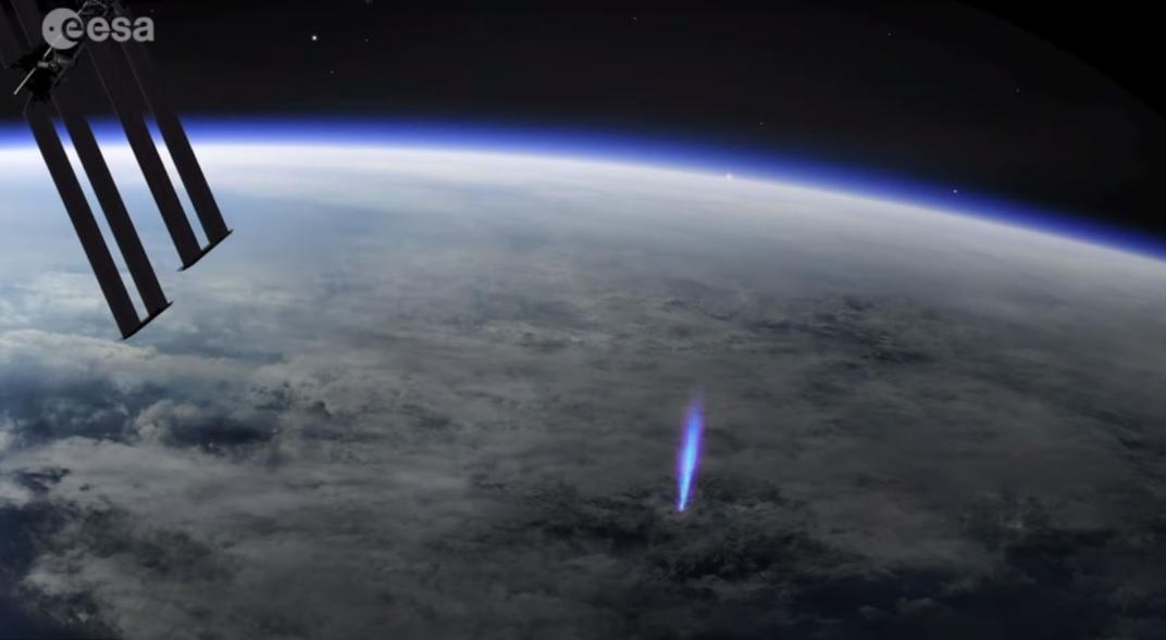 El rayo azul captado desde el espacio es una imagen llamativa y hermosa.