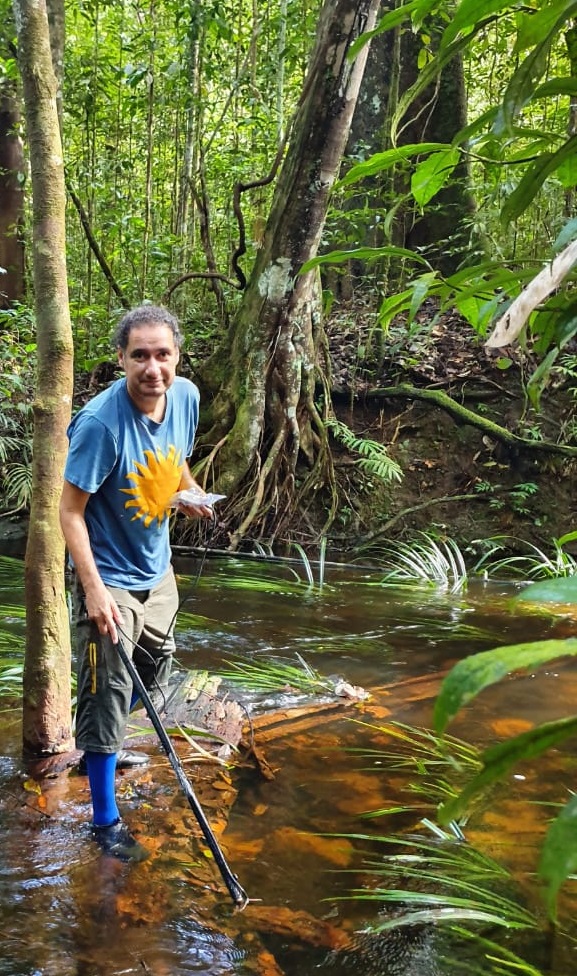En la imagen aparece de Santana, en plena investigación en los afluentes del Amazonas.