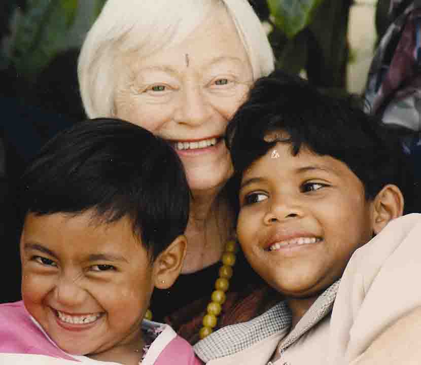 Olga Murray y los niños de Nepal