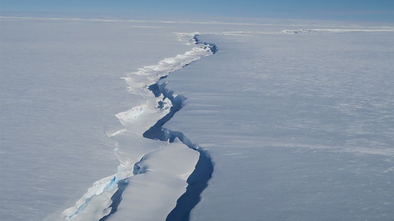 El iceberg gigante desprendido de la Antártida generó esta gran grieta.