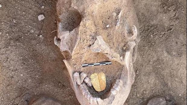 La momia con una lengua de oro fue una sorpresa mayúscula.