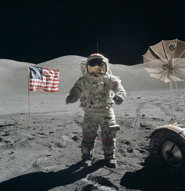 astronauta en la luna