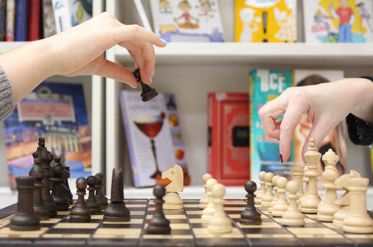 ajedrez enfrenta 2 jugadores