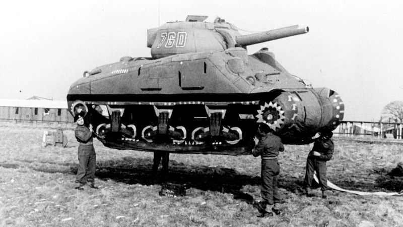 El papel del camuflaje en las guerras mundiales fue vital. En la imagen, tanques inflables para confundir al enemigo.