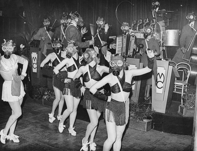 Hasta las bailarinas usaban máscara antigás en la tensión previa a la Segunda Guerra.