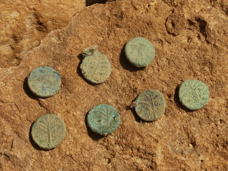 También se hallaron monedas con inscripciones cristianas.