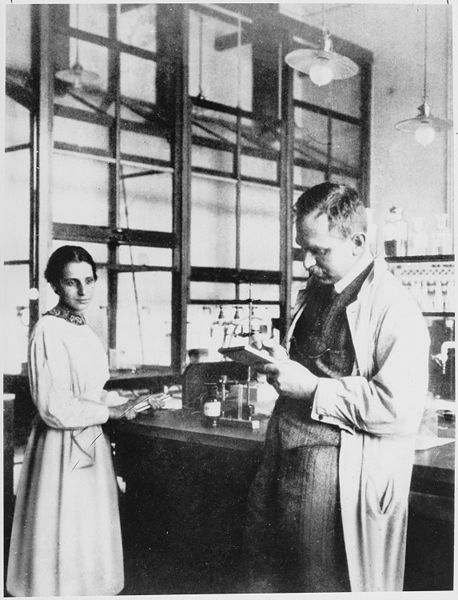 Un célebre ejemplo del "efecto Matilde", Lise Meitner y Otto Hahn. Trabajaron juntos, solo él recibió el Nobel.