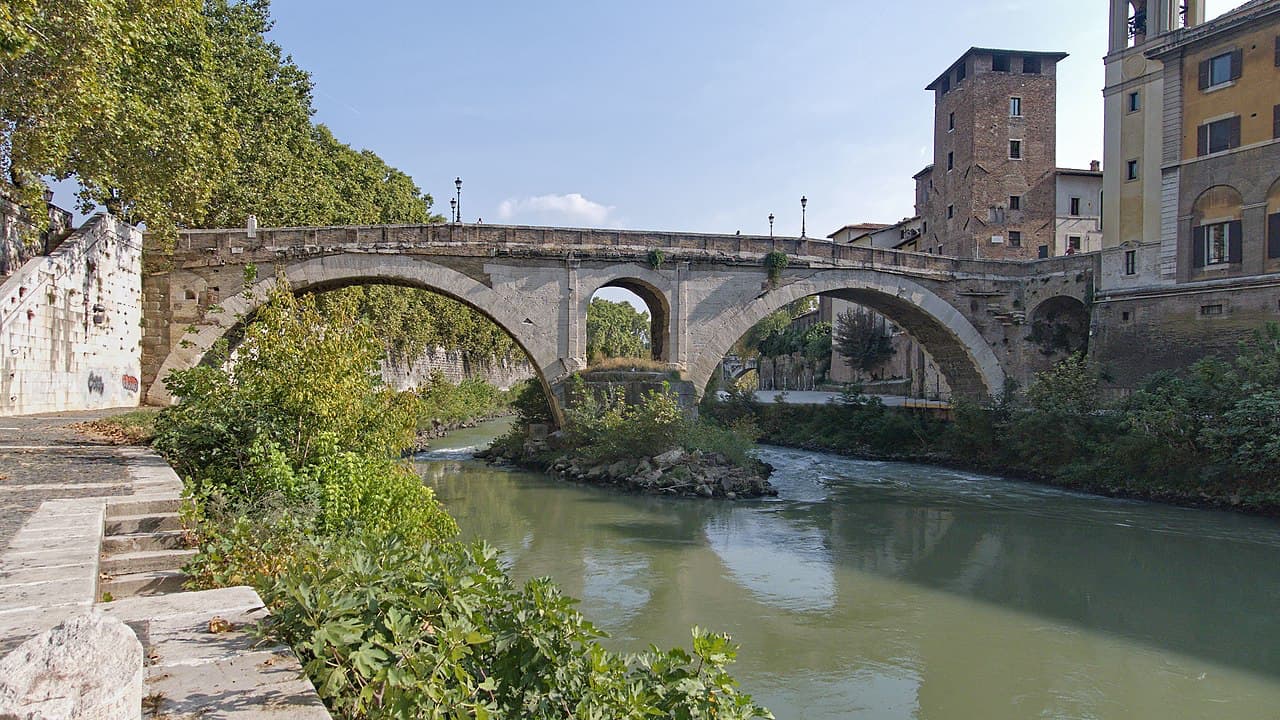 El Puente Fabricio es uno de los más antiguos puentes romanos... y está intacto.