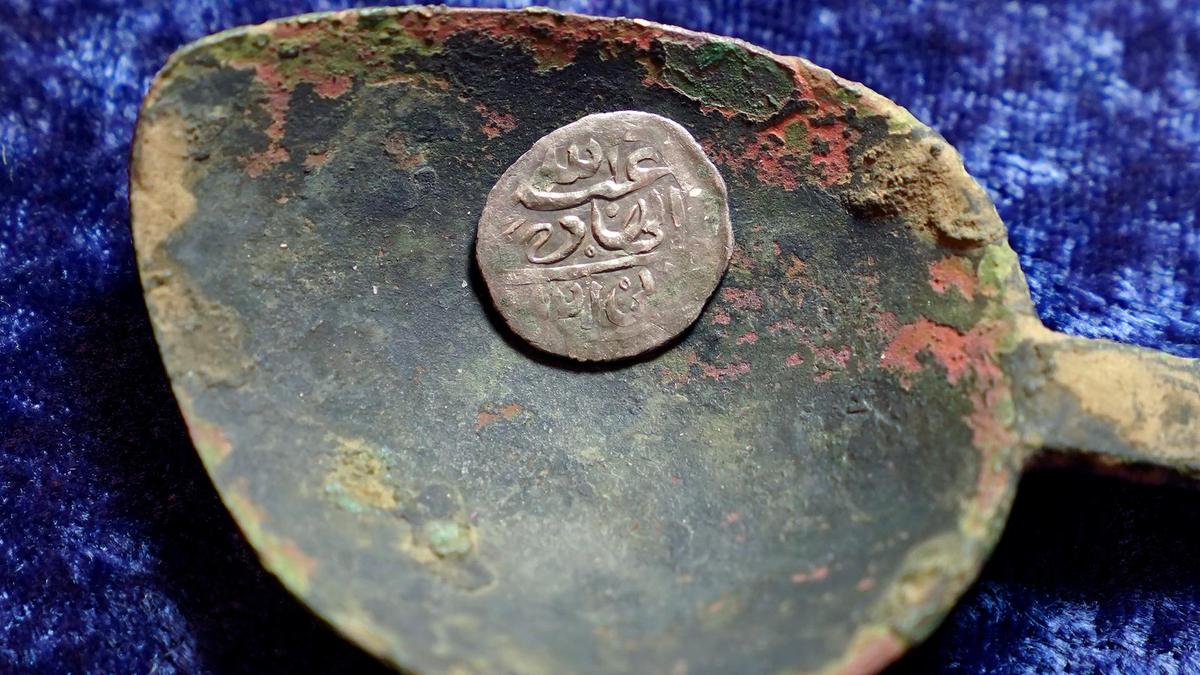 Las monedas perdidas del pirata más buscado contienen inscripciones árabes.