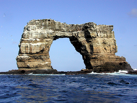 El derrumbe del icónico Arco de Darwin entristece a los visitantes de las islas Galápagos.