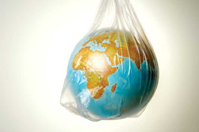 El mundo sufre por la contaminación del plástico.